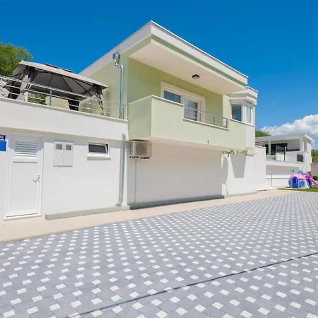 Holiday home 3 Bedroom Awesome In Zagvozd