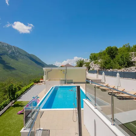 3 Bedroom Awesome In Holiday home *