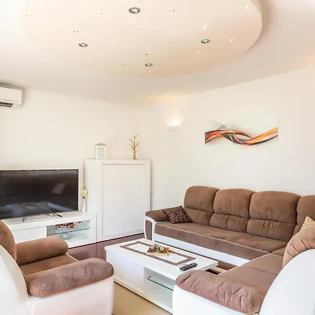 3 Bedroom Awesome In Holiday home *