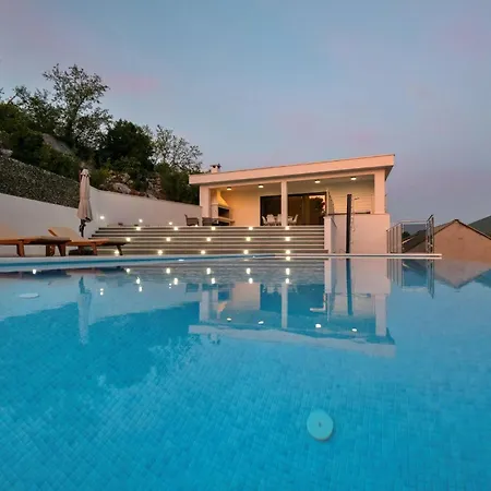 Holiday home 3 Bedroom Awesome In Zagvozd