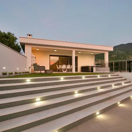 3 Bedroom Awesome In Holiday home *