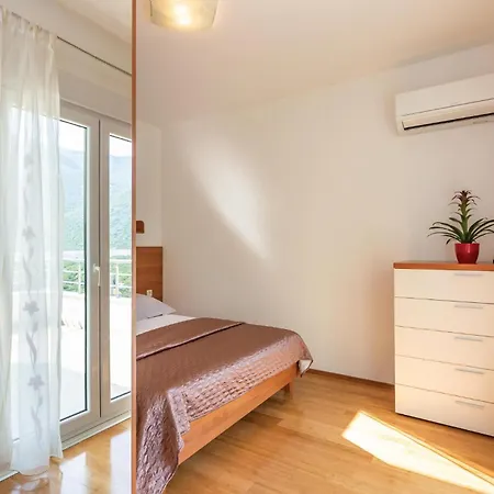 3 Bedroom Awesome In Holiday home Zagvozd