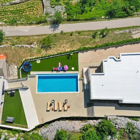 3 Bedroom Awesome In Zagvozd