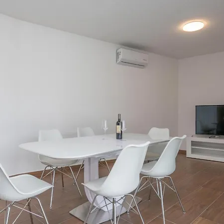 3 Bedroom Awesome In Zagvozd