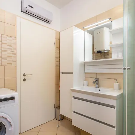 3 Bedroom Awesome In Holiday home *